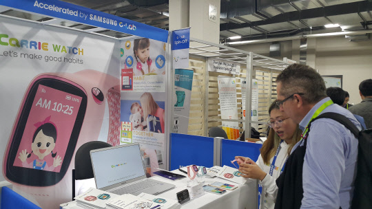 지난 1월 미국 라스베이거스에서 열린 CES 2018의 키즈소프트 부스에서 관계자가 스마트워치 시제품을 소개하고 있다.  기술보증기금 제공